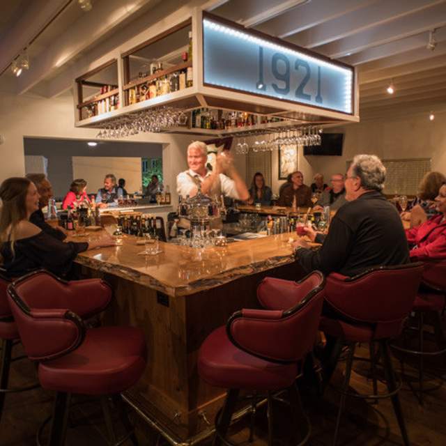 1921 Mount Dora-183348_bar.jpg