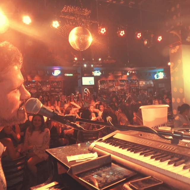 73913_pianoman.jpg