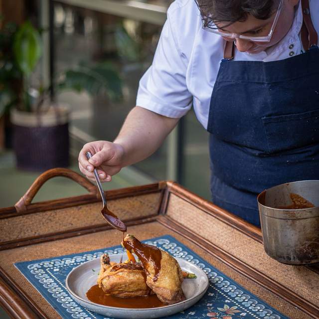 185683-chef-wendy-serving-pollo.jpg
