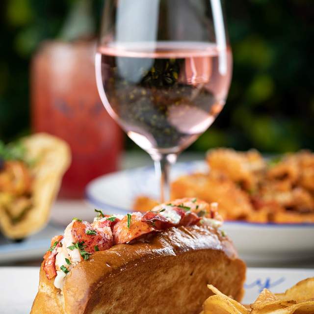 197667_maine_lobster_roll_rosé_duo.jpg