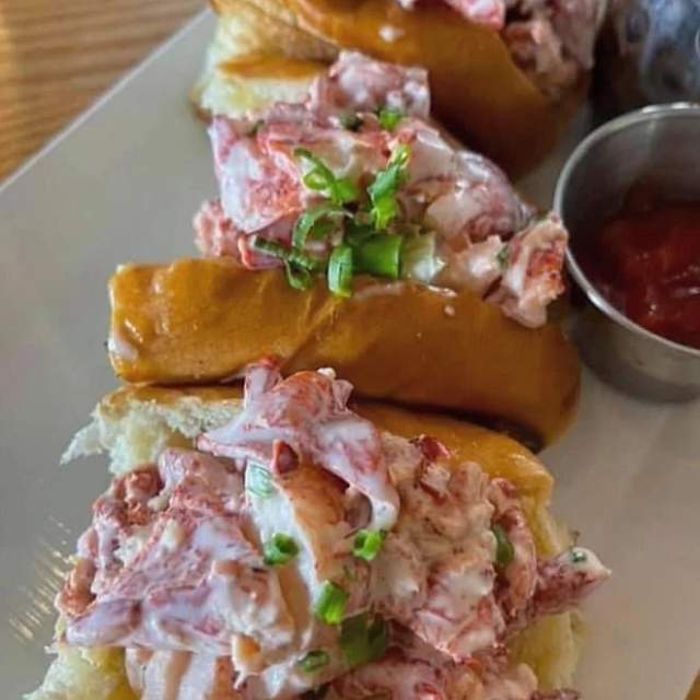 200404-lobster-rolls.jpg