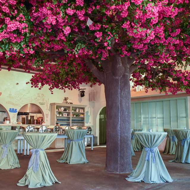 80555-main-reception-room.jpg