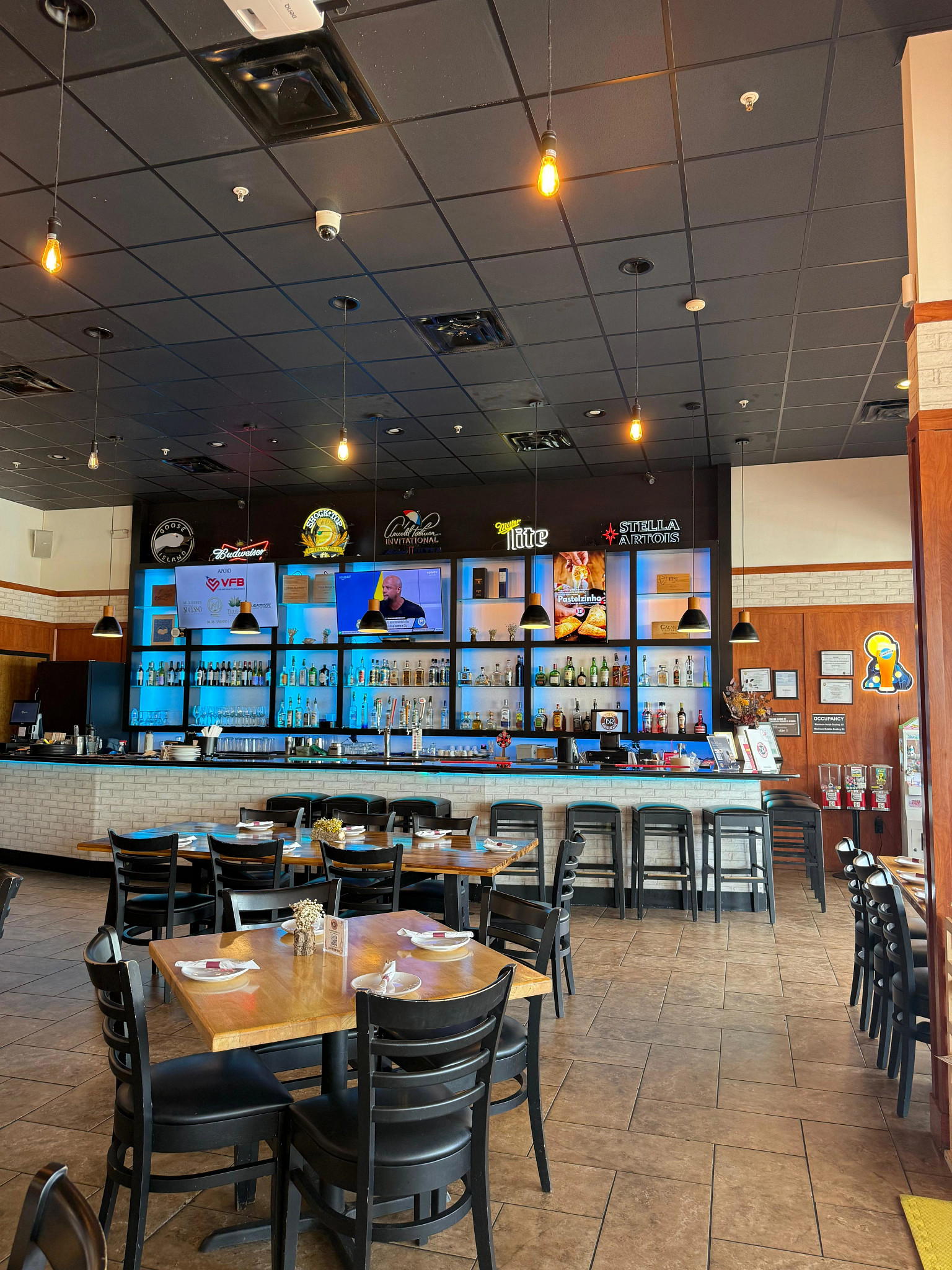 201840-Boteco-Restaurant-interior-bar.jpg