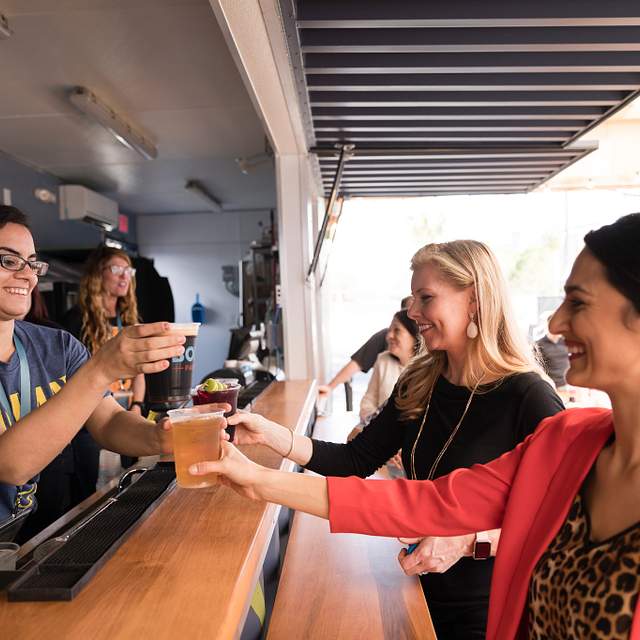 187378_serving_beer.jpg