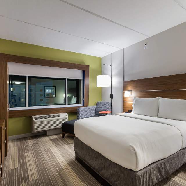178412-room-kng-bed.jpg