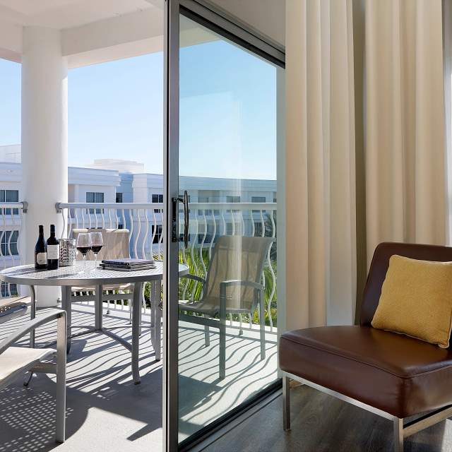 146676-one-bedroom-corner-suite2.jpg