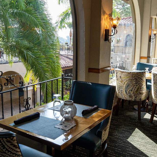 201201-courtyard-dining2.jpg