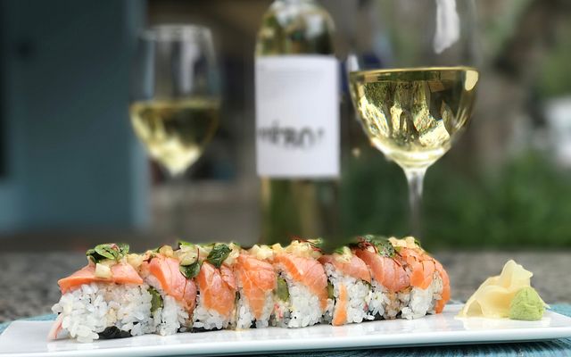 183252_sushi_roll_wine.JPG
