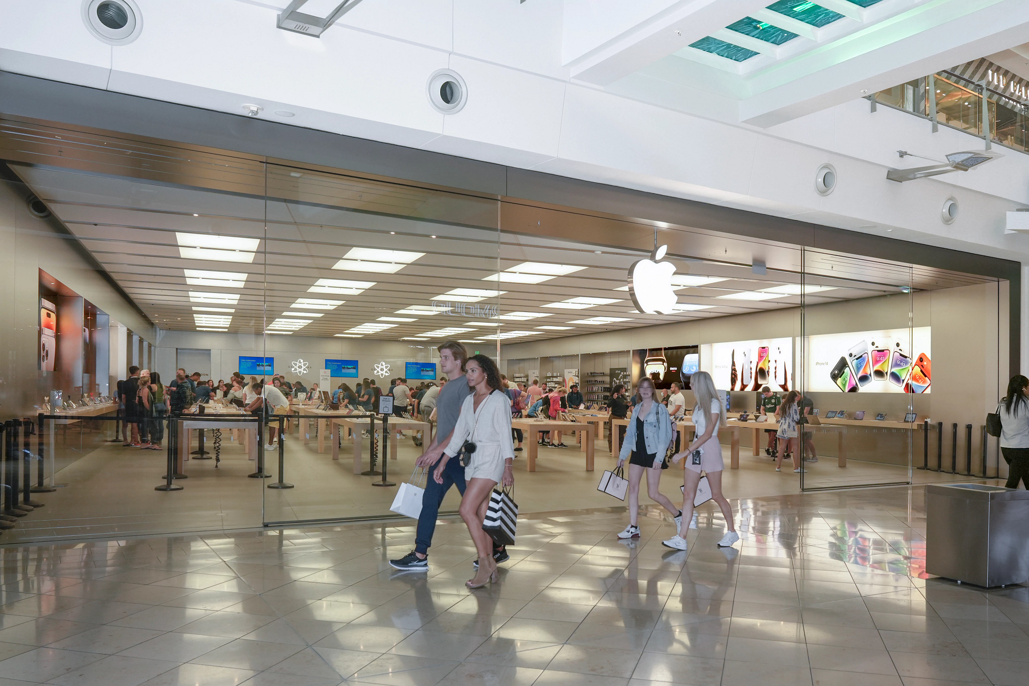 7893-apple-store-people.jpg