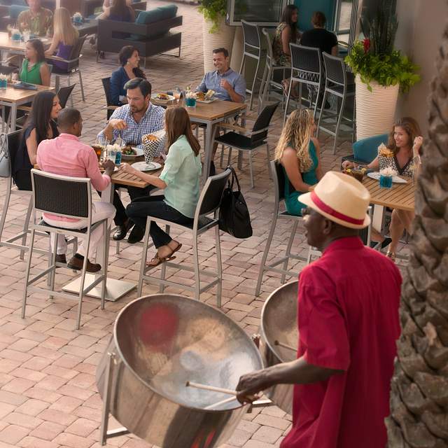 8049_dining_entertainment.jpg