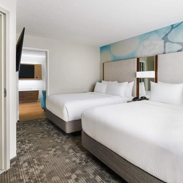182344-queen-suite-bedroom.jpg