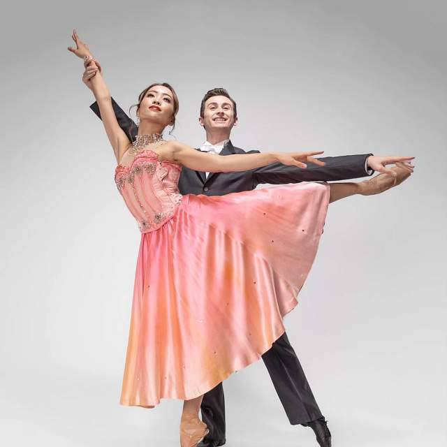 5753-moulin-rouge-couple.jpg