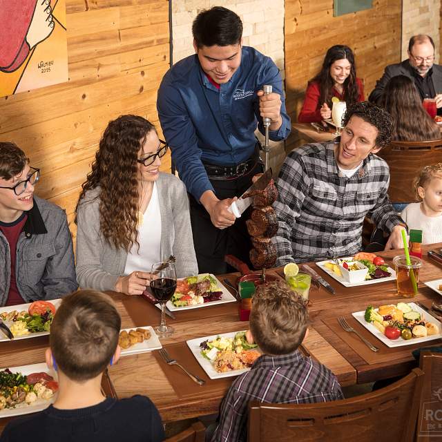 194943-guests-dining3.jpg