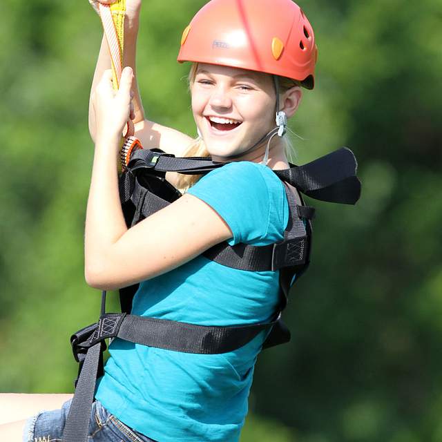 138126_zipline_girl.jpg