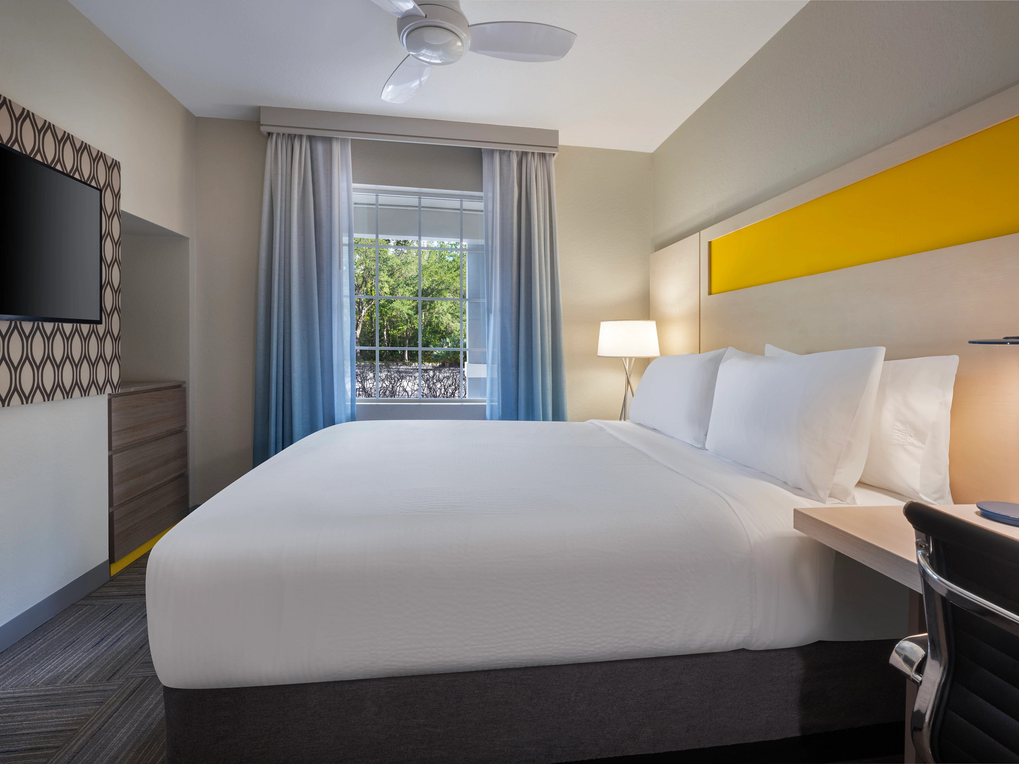 175031-primary-bedroom.jpg