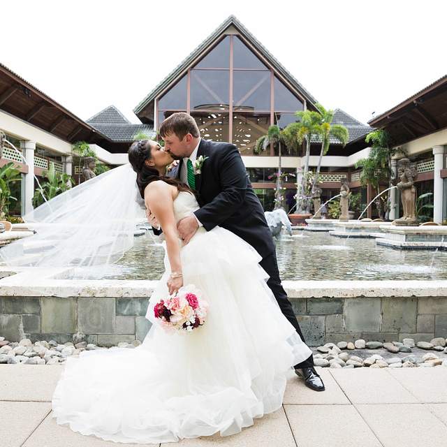 6859_couple_kiss.jpg