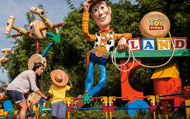 2317_toy_story_woody_entrance_listing.jpg