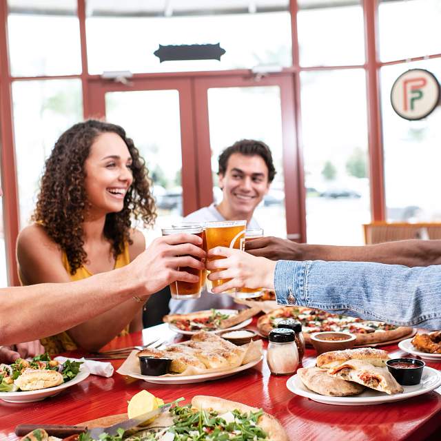 flippers-pizzeria-dining1.jpg